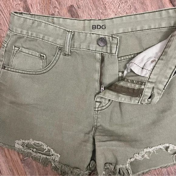 BDG distressed shorts and Tank Top Outfit - Picture 6 of 16